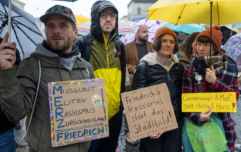Mit Plakaten demonstrierten laut Polizei etwa 250 Menschen gegen die «Stadtbild»-Aussage von Friedrich Merz.  — © Stefan Puchner/dpa