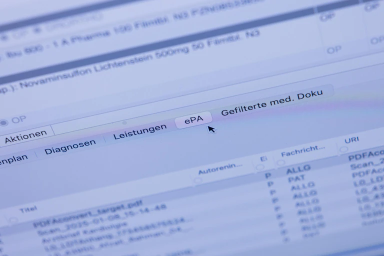Die elektronische Patientenakte - kurz ePA - soll die Behandlung verbessern, weil Ärzte dadurch unter anderem Informationen über Befunde und verordnete Medikamente bekommen. (Archivfoto) — © Rolf Vennenbernd/dpa-Pool/dpa