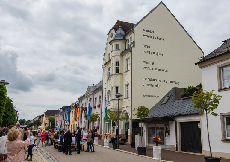 Eugen Gomringers Gedicht «avenidas» ist an einer Rehauser Hausfassade zu lesen. (Archivbild) — © Nicolas Armer/dpa