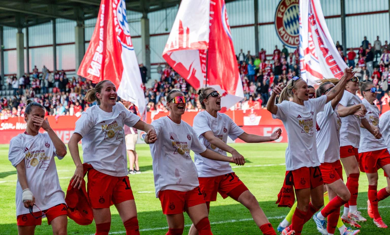 Die Bayern-Frauen bejubeln den Meister-Hattrick. — © Leonie Asendorpf/dpa