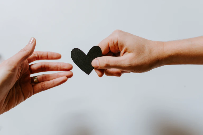 Spenden Hand in Hand — © Bild: Unsplash / Kelly Sikkema