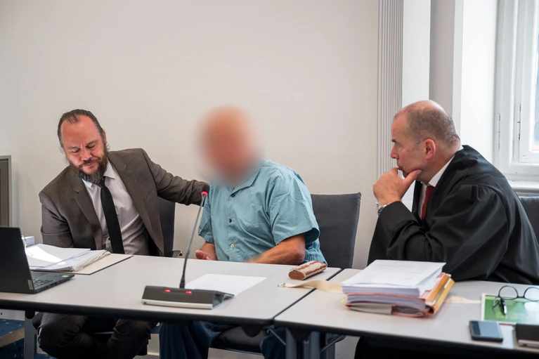 Die Verteidiger des Mannes, Christian Barthelmes (l.) und Thomas Drehsen (r.), hatten für den 74-Jährigen einen Freispruch aus Mangel an Beweisen gefordert. (Archivbild) — © Daniel Vogl/dpa