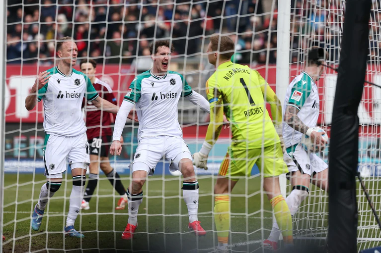 Joshua Knight lässt Hannover 96 jubeln. — © Daniel Löb/dpa