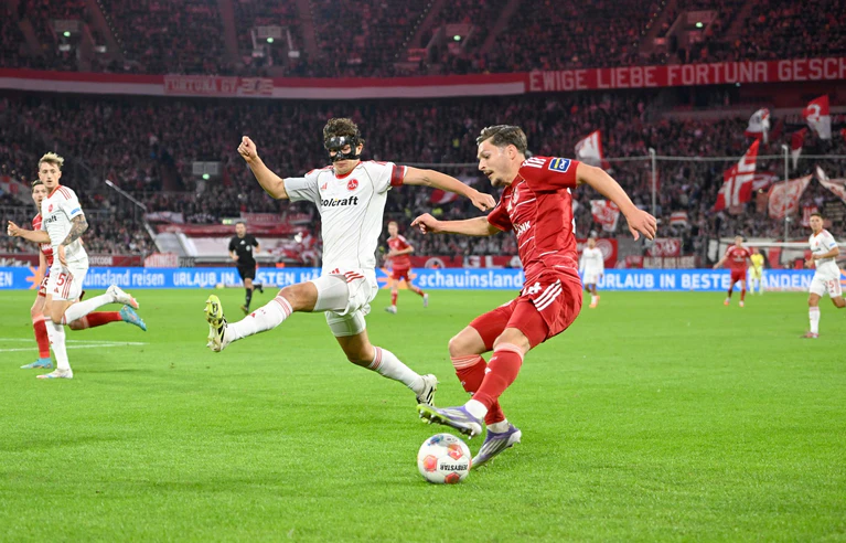  Florent Muslija setzt sich gegen Fabio Gruber (l) durch. — © Anke Waelischmiller/dpa
