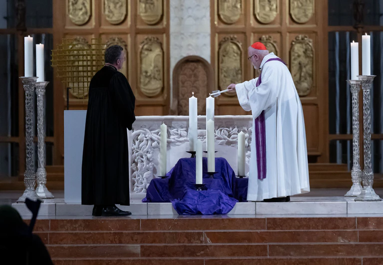 Kardinal Reinhard Marx (r), Erzbischof von München und Freising, Christian Kopp, Landesbischof der Evangelisch-Lutherischen Kirche in Bayern, in der Münchner Frauenkirche bei einem ökumenischen Gedenkgottesdienst für die Opfer des Anschlags auf eine Münchner Gewerkschaftskundgebung.  — © Sven Hoppe/dpa-Pool/dpa