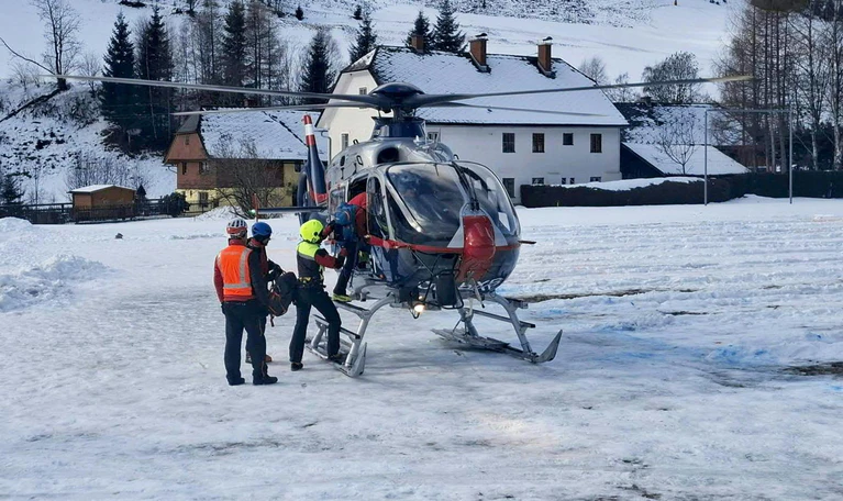 Im Murtal in der Steiermark starben drei Menschen unter einer Lawine. Ihre Leichen sollten heute geborgen werden.  — © Roland Theny/APA/dpa