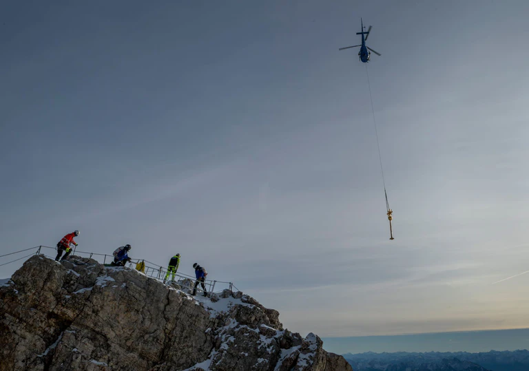 Das Kreuz der Zugspitze wurde für eine Restaurierung ins Tal geflogen. — © Peter Kneffel/dpa