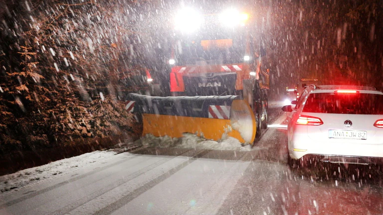 Im Erzgebirge räumte der Winterdienst den Schnee von den Straßen.  — © André März/NEWS5/dpa