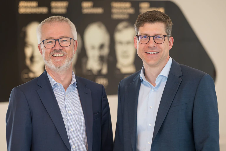 Jan Poth (l) und Jens Ruhe vom Start-Up-Unternehmen «SciRhom». Ihre Firma forscht an Medikamenten zur Bekämpfung von Autoimmunerkrankungen. — © Peter Kneffel/dpa