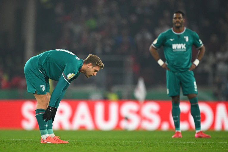 Der FC Augsburg ist aus dem Pokal ausgeschieden. — © Tom Weller/dpa