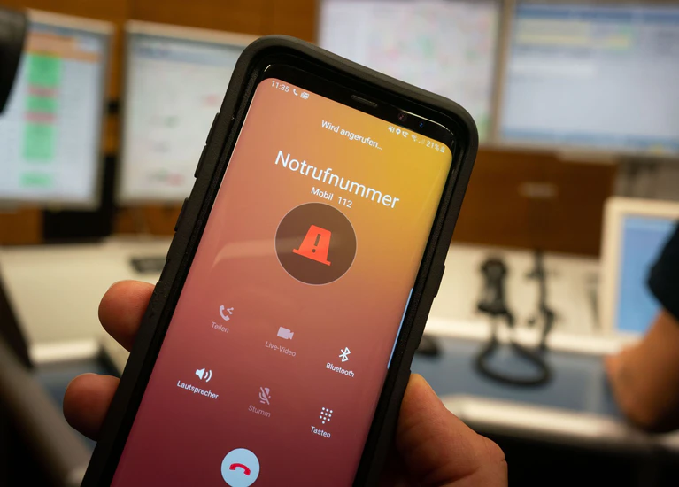 Mittlerweile setzen viele Geräte automatisch einen Notruf ab, wenn sie einen Unfall zu erkennen glauben (Symbolbild). — © Frank Rumpenhorst/dpa