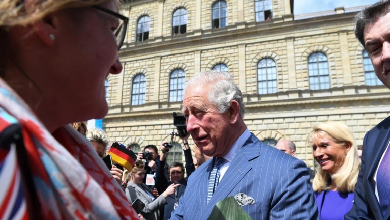 Charles, Camilla — © Prinz Charles (M) begrüßt die Menschen bei seiner Ankunft zu einem Empfang in der historischen Residenz. Foto: Matthias Balk