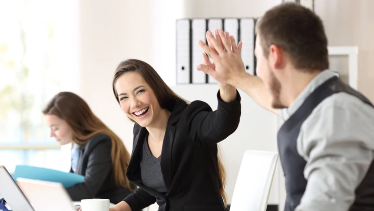 Büro Beamten Kollegen Freude abklatschen — © Bild: AntonioGuillem / iStock