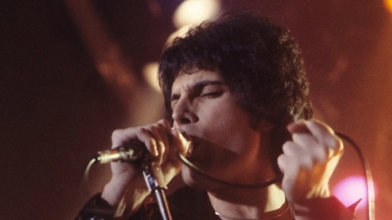 Freddie Mercury — © By Carl Lender, CC BY-SA 3.0, https://commons.wikimedia.org/w/index.php?curid=7798754; https://creativecommons.org/licenses/by-sa/3.0/de/legalcode