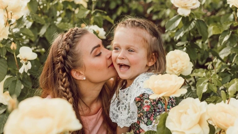 Muttertag Mama Kind — © Photo by Liana Mikah on Unsplash