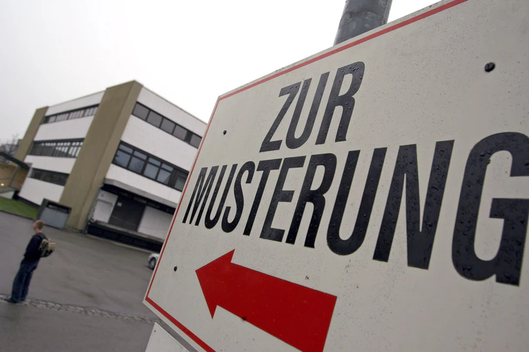 Das Thema Musterung könnte bald wieder zum Leben junger Männer dazugehören. (Symbolfoto) — © Karl-Josef Hildenbrand/dpa