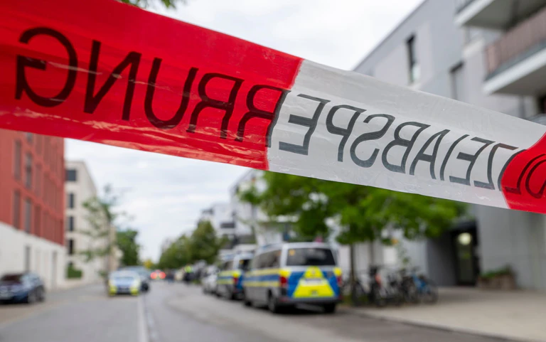 Verletzt wurde bei dem Einsatz laut Polizei niemand.  — © Peter Kneffel/dpa