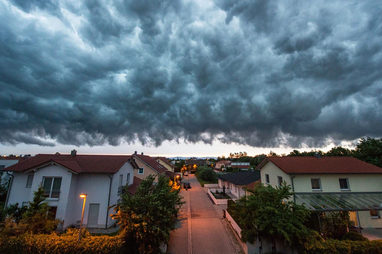 Dunkle Wolken am bayerischen Immobilienmarkt: Hohe Preise und ein kaum überblickbares Dickicht an Formalien verhindert in Bayern oft den Kauf eines Hauses oder einer Wohnung. (Illustration)  — © Armin Weigel/dpa