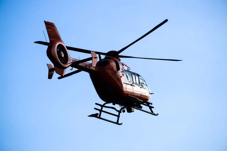 Ein Rettungshubschrauber war bei dem Unfall im Einsatz. (Symbolbild) — © Julian Stratenschulte/dpa