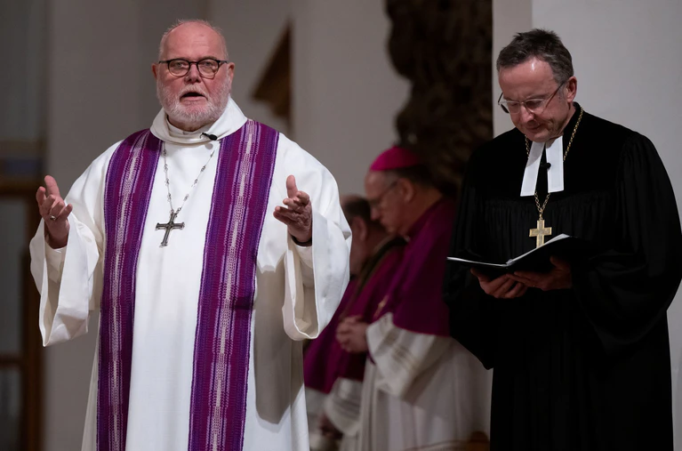 Christian Kopp (r), Landesbischof der Evangelisch-Lutherischen Kirche in Bayern, und Kardinal Reinhard Marx, Erzbischof von München und Freising, in der Münchner Frauenkirche bei einem ökumenischen Gottesdienst für die Opfer des Münchner Anschlags auf eine Gewerkschaftskundgebung — © Sven Hoppe/dpa-Pool/dpa