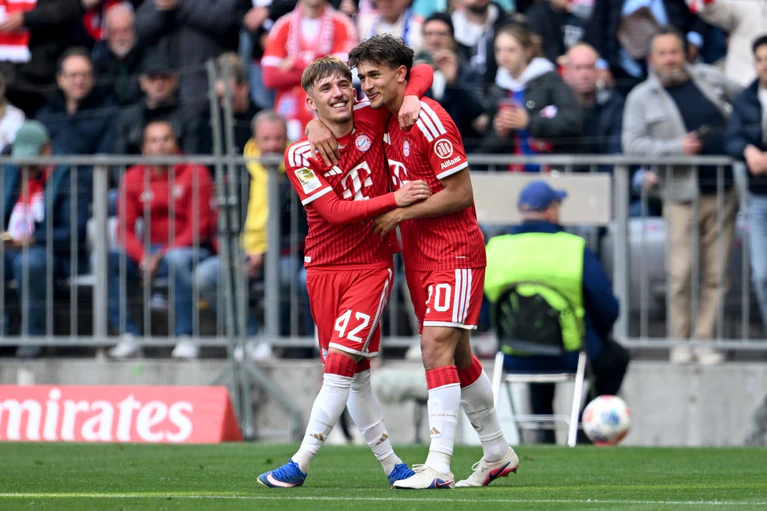 Passgeber Lennart Karl (l) und Torschütze Tom Bischof beim gemeinsamen Jubel. Die Bayern-Youngster empfahlen sich noch mal für eine WM-Nominierung. — © Sven Hoppe/dpa