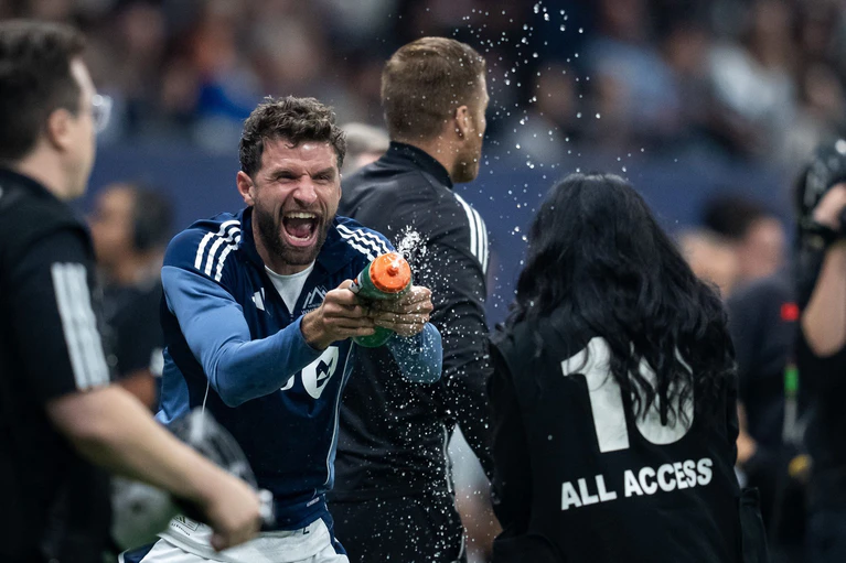 Thomas Müller ist auch in seinem neuen Team ein Spaßvogel. — © Ethan Cairns/The Canadian Press/AP/dpa