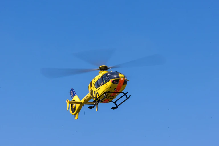 Auch ein Hubschrauber war an der Unfallstelle. (Symbolbild) — © Frank Hammerschmidt/dpa