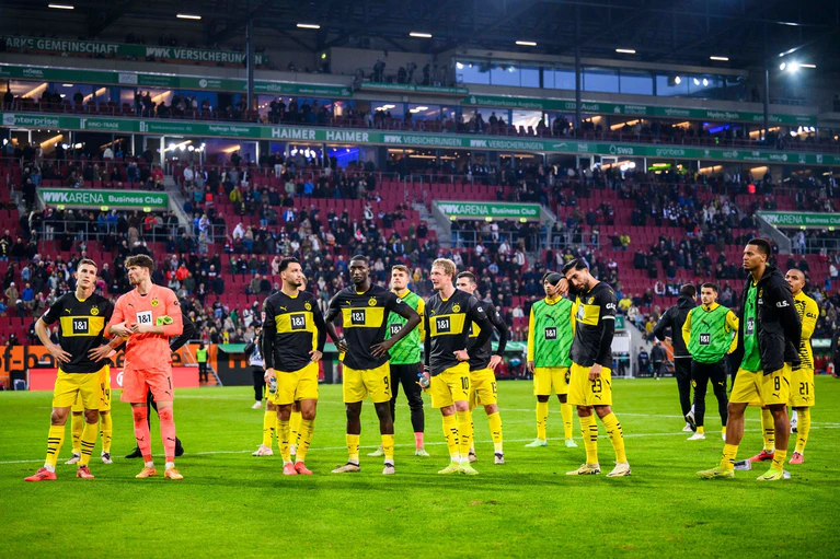 Pfiffe nach der Niederlage: Die BVB-Profis vor ihren mitgereisten Fans. — © Tom Weller/dpa