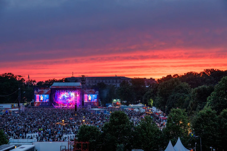2024 verwöhnte das Festival die Fans mit Sonne pur. Die Aussichten für 2025 sind deutlich durchwachsener. (Archivbild) — © Daniel Karmann/dpa