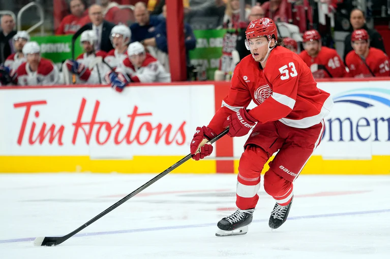 NHL-Star-Verteidiger Moritz Seider erwartet die beste deutsche Eishockey-Nationalmannschaft überhaupt bei Olympia — © Carlos Osorio/AP/dpa