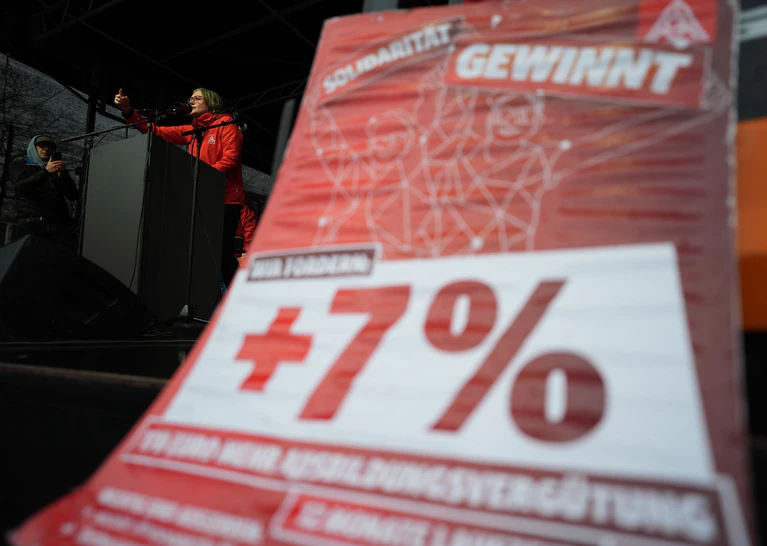 IG-Metall-Chefin Benner spricht während einer Kundgebung in Hamburg.  — © Marcus Brandt/dpa