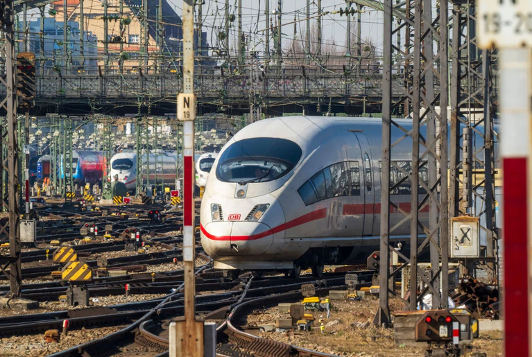 Fahrten zwischen München und Nürnberg könnten wegen mehr Verkehr länger dauern. (Symbolbild) — © Peter Kneffel/dpa