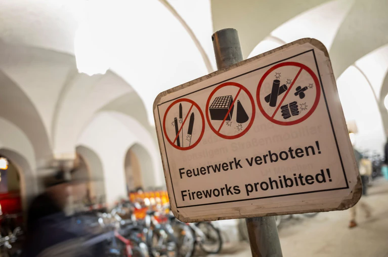 In Bayerns Innenstädten - hier in München - gelten zum Jahreswechsel wieder weiträumige Böllerverbotszonen. (Archivbild) — © Peter Kneffel/dpa