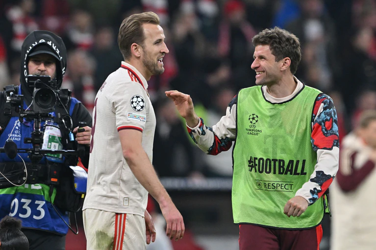 Im Rampenlicht: Doppel-Torschütze Harry Kane (l) mit Thomas Müller. — © Peter Kneffel/dpa