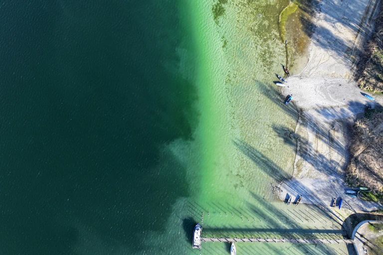 Fehlendes Schmelzwasser und ausbleibender Regen lassen die Pegelstände des Bodensees sinken.  — © Felix Kästle/dpa