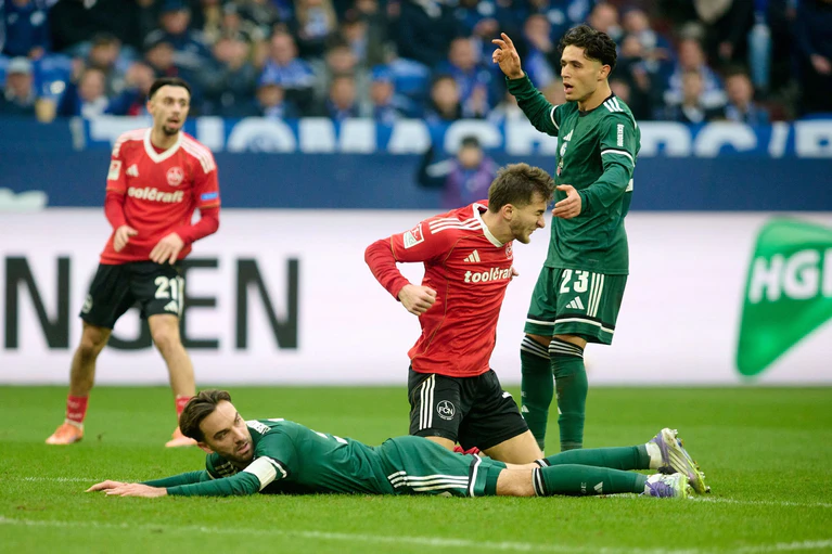 Die Nürnberger kämpften auf Schalke verbissen. — © Bernd Thissen/dpa
