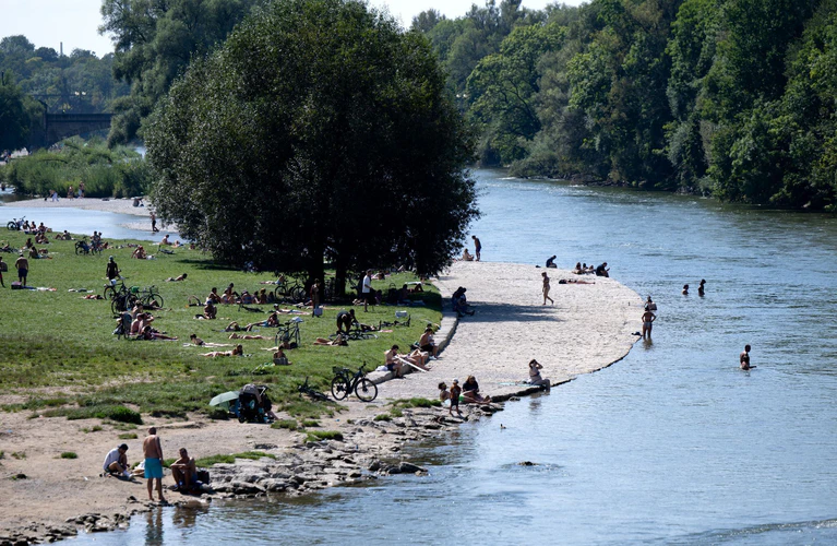 Die Stadt München hat offiziell ausgewiesen, wo man in der Isar baden darf. (Archivbild) — © Sven Hoppe/dpa
