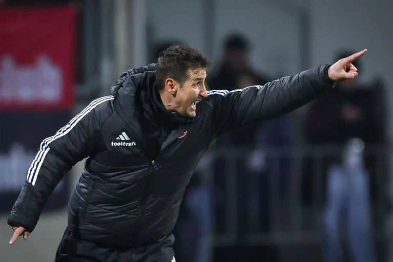 Miroslav Klose pusht seine Nürnberger nach vorne. — © Daniel Karmann/dpa