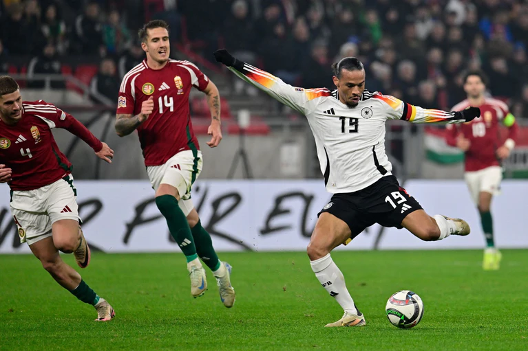 Vertragsverlängerung? Für Leroy Sané passt es bei den Bayern. — © Marton Monus/dpa