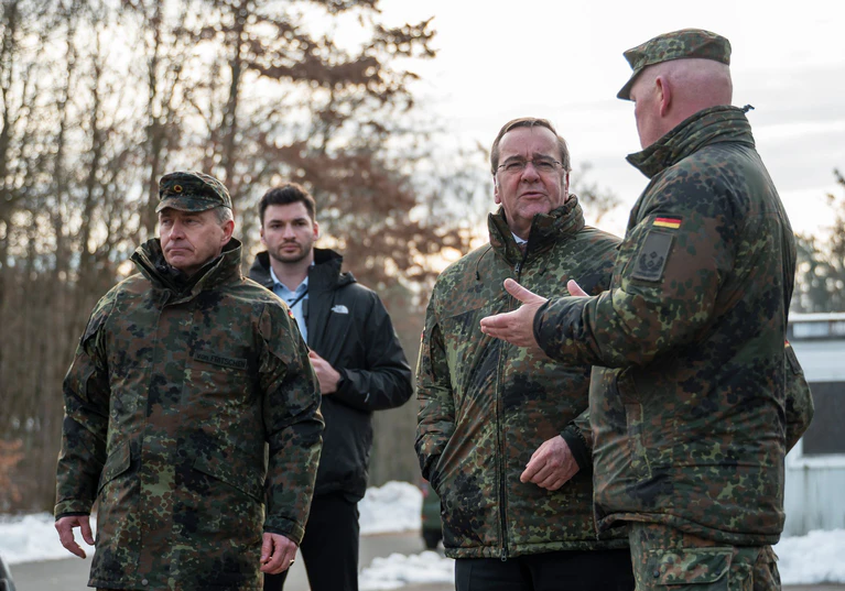 Der Aufbau der Bundeswehr ist die große Aufgabe von Verteidigungsminister Boris Pistorius (SPD, 2.v.r.) - bei seinem Besuch in Roth zeigte er sich zuversichtlich, bis zum Jahresende 20.000 freiwillige neue Soldaten für den Wehrdienst gewinnen zu können.  — © Daniel Vogl/dpa