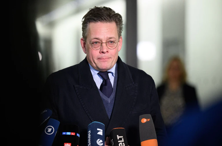 Konstantin von Notz (Grüne) ist Vorsitzender des Parlamentarischen Kontrollgremiums, in dem die Geheimdienste auch über russische Sabotage, Spionage und Desinformation berichten. (Archivbild) — © Bernd von Jutrczenka/dpa