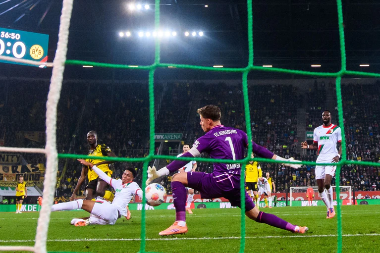 Serhou Guirassy sagt «danke». Der BVB-Stürmer beendet seine Torflaute nach einer Augsburger Slapstick-Aktion. — © Tom Weller/dpa