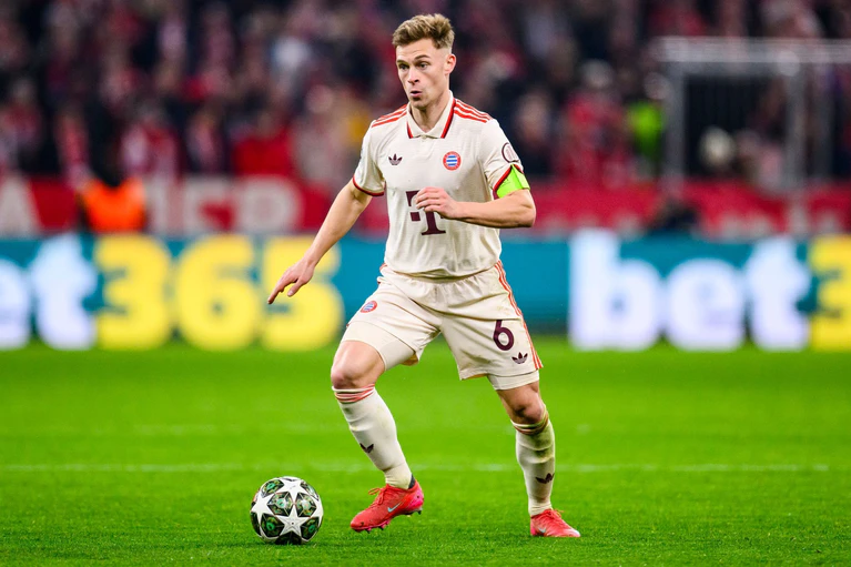 Weiter im Bayern-Trikot: Joshua Kimmich. — © Tom Weller/dpa