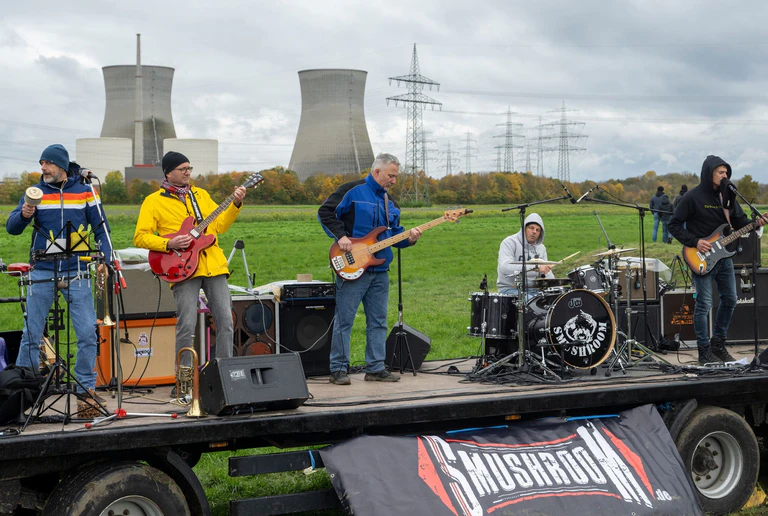 Die Band Smushroom spielt auf einem Anhänger kurz vor der Sprengung. — © Stefan Puchner/dpa