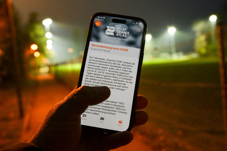 Klickt man in der App auf einen Eintrag, gelangt man zu Erläuterungen zu dem jeweiligen Tatort.  — © Peter Kneffel/dpa