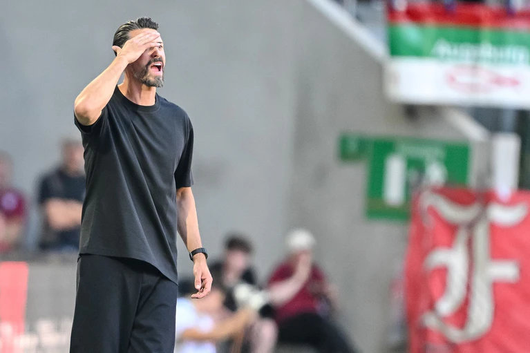 Augsburg-Trainer Sandro Wagner ist sehr unzufrieden mit der ersten Halbzeit. — © Harry Langer/dpa