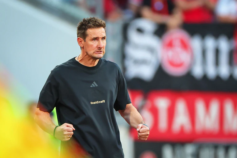 Nürnberg-Trainer Miroslav Klose hat die drei ersten Pflichtspiele verloren. — © Daniel Karmann/dpa