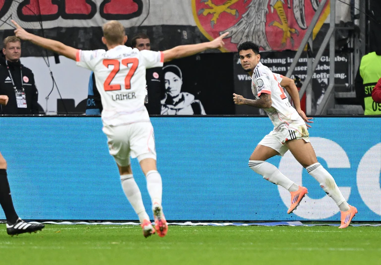 Brachte den FC Bayern früh auf die Siegerstraße: Luis Díaz (r). — © Arne Dedert/dpa