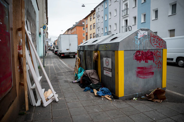 Viele Städte haben damit zu kämpfen, dass manche Menschen Sperrmüll, Altkleider und anderen Unrat einfach neben Glascontainern abstellen.  — © Daniel Vogl/dpa