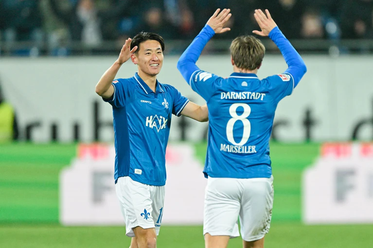 Torschützen unter sich: Hiroki Akiyama (l) und Luca Marseiler. — © Uwe Anspach/dpa